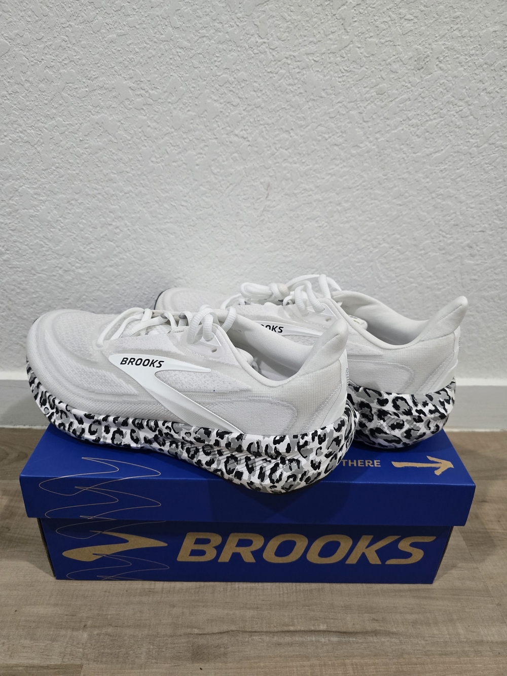 Brooks Revel 6 Women's White Running Shoes with Leopard-Print Midsole - Picture 3 of 7
